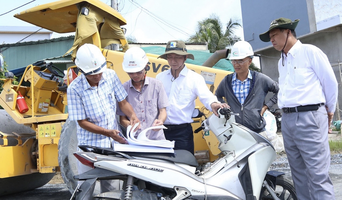 Đồng Tháp khẩn trương khắc phục ngập nước ven đường dẫn lên cầu Rạch Miễu 2